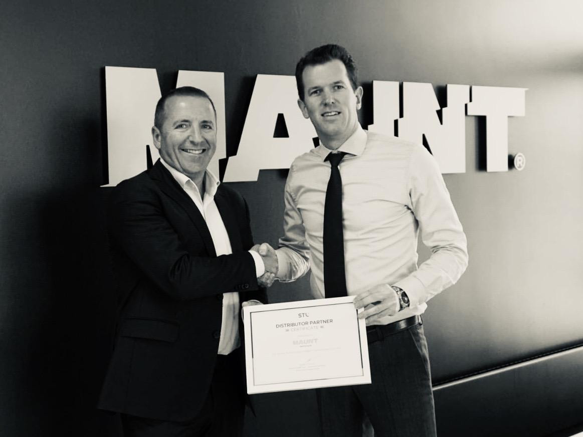 stl overhandigt certificaat aan maunt